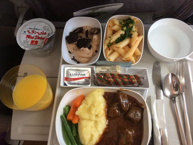 飛行機に乗って4度目の食事。<br />ご飯はどれも美味しかったです(^^)<br />お手拭きが、独特な香りがしました。<br />トイレの石鹸も独特な香りがしました（笑）<br />強い香りなので人によっては好き嫌いがありそうです。