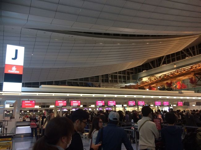 友達にお勧めされて、エミレーツ航空を利用しました。<br />エコノミー席の受付は大行列！！平日でしたが1時間ほど並びました。