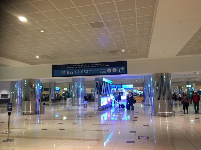 見えずらいですが奥に見えるのが掲示板になります。至るところに設置されていました。