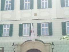 この建物にスロベキアの日本大使館が入っています。日の丸の国旗が掲げられています。フラヴネー広場に面していて旧市庁舎の脇の一等地にあります。
