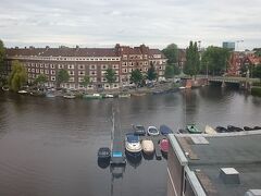 オランダはやっぱり運河
ということで、窓から運河が眺められるホテル。
写真はホテルの窓からの景色です。