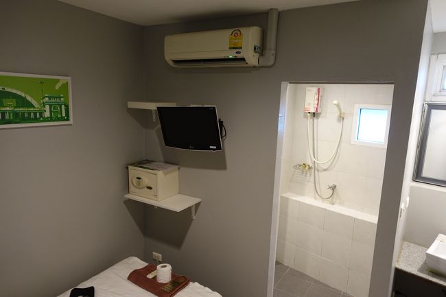 地下鉄MRTに乗ってChaturchaPark駅から私の宿のある終点ファランポーン駅に向かいます（42B高！）。<br />駅の前にあるBangkok@ Hua Lamphongというホテルです。<br />まあ、必要最低限のものはそろってます。特に専用バスルームがあるのはありがたい。（3泊4日で2295B）<br />