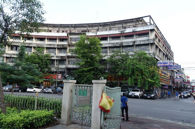 宿に荷物を置いて、街を散歩します。まずは近くにある中華街へ。7月22日広場に立つ、以前バックパッカーのたむろしていたというホテルが廃墟のように立ってました。<br />昼間は問題ありませんが、夜はちょっと危ないかもしれません。<br />というのは、このあたり、夜のお姉さん（おばあさん？）が昼間から立っています。<br />