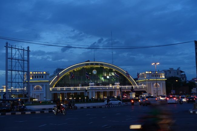 目当ての中華料理屋を探していたら、あっという間に暗くなってきたので宿に戻りました。晩ごはんは食欲もないのでセブンイレブンのパンにしました。<br />写真は夕暮れ時のクルンテープ駅（タイ国鉄のバンコク始発駅）