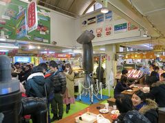 函館朝市駅二市場の活いか釣りは朝市名物です。見るだけでもわくわくします。