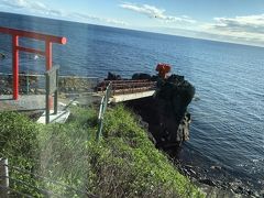 ホテルに向かう途中、車窓より『北のいつくしま弁天宮』。
嵐で岩に打ち砕かれそうになった弁財船を弁天様が救ったことから建てられました。
鳥居と祠の朱が海に映えるねー(◎´∀`)