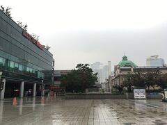 ソウル駅に到着。。。ガッツリ雨が降ってます(T-T)
重い腰を上げて行動してみた時に限って。。。
とりあえず、ロッテモールに避難。。。