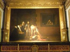 カラヴァッジョ「聖ヨハネの斬首」です。　　「教会付属美術館」にある、という事で教会の前に美術館が建っているのかと思っていたら教会内から行ける部屋にありました。
　　　殺人を犯してローマ、ナポリからマルタに逃亡したカラヴァッジョは、騎士団の公式画家として迎え入れられ、この作品を描きました。　唯一、自身の署名の残る作品です。