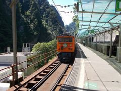 終点の欅平駅。駅舎へはホームを電車が来たほうへ引き返します。