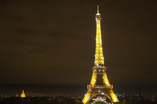 エッフェル塔が見える位置でバスから降ろしてもらいました。<br />2３時になるとエッフェル塔がキラキラしていて綺麗でした。