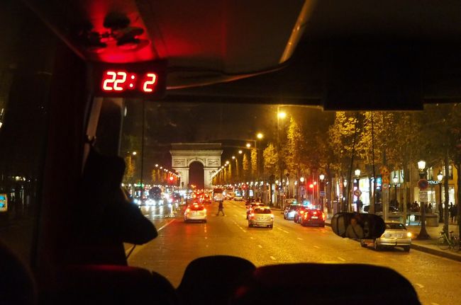 夜は、ベルトラのイルミネーションツアーに参加しました。<br /><br />ツアー内容のリンクを貼ります。<br />https://www.veltra.com/jp/europe/france/paris/a/9073<br />イルミネーションツアーはバス移動で、主要な観光名所を回ってくれました。<br />説明も日本語で分かりやすかったです。