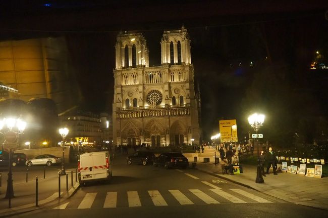 ノートルダム寺院はバスの中から見ました。