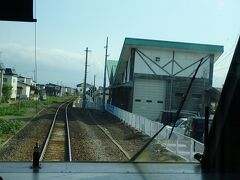 さっき、後ろ向きに眺めたのと同じ景色を、こんどは前方から眺める。
陸奥鶴田駅に停車。

ちなみに、土休日はここから津軽弁の「語り部」の実演があるそうで。
それも聞きたかったなあ。