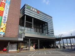 弘前駅の中央口。
前回来たとき（十何年前の話）は、こちら側だけに、平屋建ての駅舎があった。