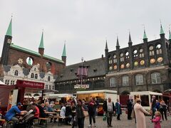 Markt（マルクト広場）

正面には立派な市庁舎が建っています。