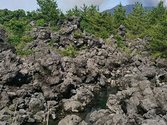 フェリー乗り場からすぐそこ。

溶岩なぎさ公園、遊歩道へ。