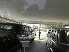 　ここにクラッシックカーが２台展示してあります。　

　　左側の車は「ケネディ大統領」から贈られた「キャデラック」だそうです。