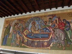 　外の壁にも「フレスコ画」が描かれています。

　とても大きな修道院でした。