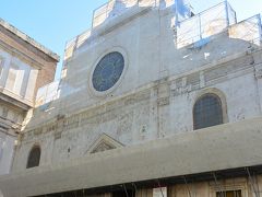 カラバッジョの名画で知られるサンタ・マリア・デル・ポポロ教会は、外壁の修復工事中でした。