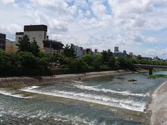 鴨川ー
暑い！京都ですが、気分的に涼しくなりました。
ランチを頂いて、河原町、錦市場を散策して、もう１つの目的地に向かいましょう。