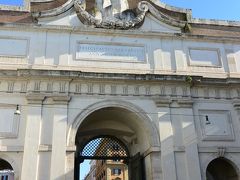 まだ鉄道のなかった時代の旅人は、フラミニ街道からこのポポロ門をくぐってローマに入るのが決まりだったそう。