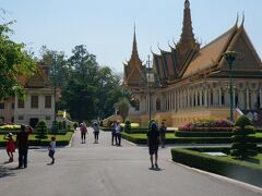 王宮へ
拝観料10ドル
リエルで払えるなら、そちらの方がお得だそう。