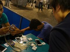 オールドマーケットにてSIMカードを買う弟。
交換したSIMカードを落としアタフタする店員…