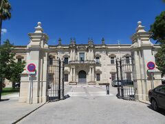 旧王立タバコ工場（Real Fábrica De Tabacos De Sevilla）の建物
現在はセビリア大学（Universidad de Sevilla）の校舎になっています。
オペラ「カルメン」で主人公が働いていたのがこの工場です。