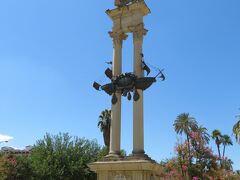 園内にコロンブスのモニュメント（Monumento a Cristóbal Colón）が建っています。