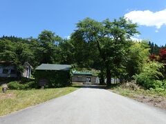 木陰の下に會津中川駅。