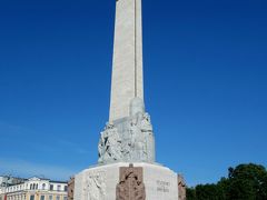 歩いていたら高いオベリスクの様なものが見えたので
近づいてみると自由記念碑。

1935年、ラトヴィアの最初の独立を記念して
建てられた高さ51mの記念碑だとか。