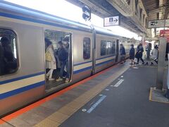 午前９時前の横須賀線鎌倉駅で横須賀線を降りました。
平日だったこの日、通勤通学のピークは終わったとはいえ上りの横須賀線は立ち客も出るほどで、グリーン券を買ってでも座ろうという人が列を作っていることがわかります。