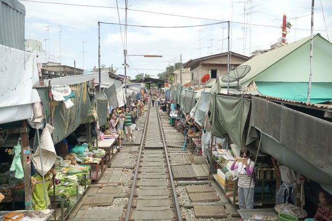 1時間後ほど乗ると「線路上の市場」メークローン市場へ列車が侵入する。<br />運転手の手招きで、最前列で写真が撮れた。ありがたい。