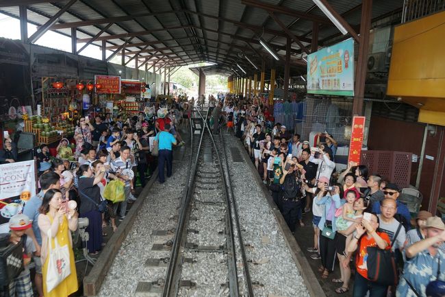 終着駅のメークローン駅に到着。<br />もう人の波をかき分けるようにして入線。<br />なんでまあ、こんなに有名になったんだろうか