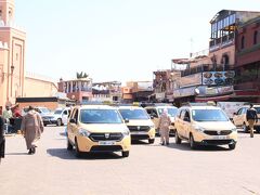 荷物をまとめるのに少し時間を要し、ジャマエル・フナ広場に出てきた時には、既にマラケシュの街は活動を開始していた。

タクシーは列を成して観光客を待ち、