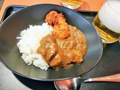 ホノルル空港のサクララウンジでカレー。
JALのラウンジは海外どこでもカレーを提供することにしたのでしょうか。
じゃがいもカレー風のどろどろさで、お肉たっぷり。
美味しいカレーでした。