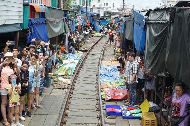 運転手は外に向かって<br />「ウエルカム」とか「ハロー」とか言っている。<br />日本の鉄道じゃ考えられないね