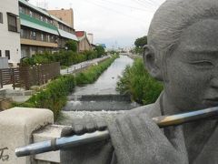 いさわ橋、周辺に旅館が数軒並ぶ。
石和温泉は温泉旅館が分散しており、まとまっているのが駅から離れた川中島という、用水路沿いの所。