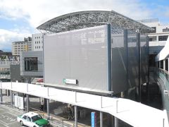 列車で甲府駅まで移動。
甲府駅も建て替えられ、特に北口（武田神社への方角）が発展していた。