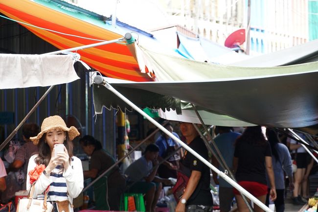 列車が通過した後の市場の様子はこんな感じ