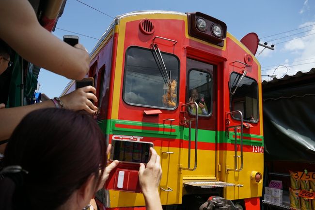 戻りの列車を撮影しようと人の中へ。こんなにまじかに列車が走って大丈夫かいな？と心配になる。<br />ちなみに，列車が通過する前にタイ語、英語、そして日本語の注意喚起の放送が流れます(*_*)