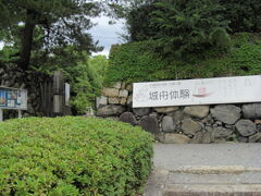 高松築港の駅からすぐの高松城跡に来た。

この玉藻公園は入場料が200円。中学生までは無料。