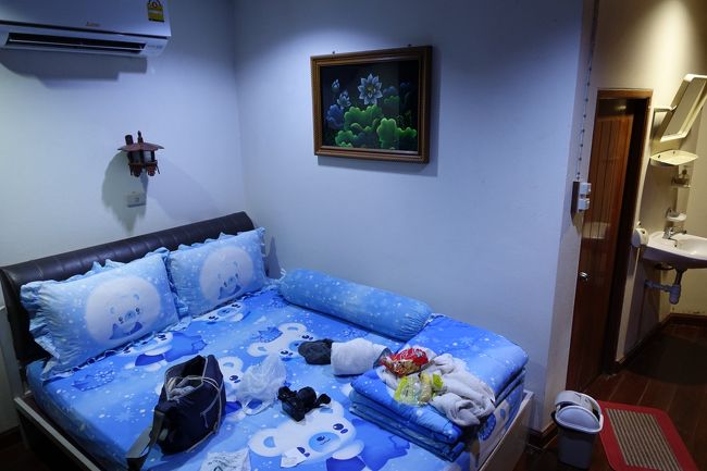 これが宿の室内。<br />思い返せば、アイス以外朝も昼も食べてなかった。セブンイレブンで買ったバナナとチップスを食べる。