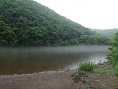 そして向かったのが、全国トップクラスの水質を誇るという尻別川！
あいにくの雨模様で、透明度は残念ながら確認できず。。
でも、霧がかかったようになって、幻想的な川面です。