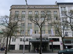 本日宿泊するホテル「Europäischer Hof Hamburg」。

何といっても立地が抜群。1泊EUR 104.00（朝食付き）。
チェックイン時に市内交通のフリーチケットがもらえます。

フロントの対応は、都会だから仕方無いといったところでしょうか…。