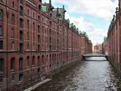 Speicherstadt（倉庫街）

エルベ川から分岐した運河に沿って建つ倉庫街。赤レンガの建物が連なる景色は壮観！