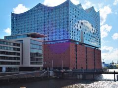 Elbphilharmonie Hamburg（エルプフィルハーモニー）

ハンブルクの新しいランドマークとして2017年にオープンしたコンサートホールです。音響設計には、日本人も携わったそうです。

この建物にはプラザという展望テラスがあり、誰でも入場することが出来ます。（茶色い部分の真上が展望テラスになっています）