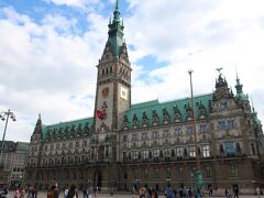 Rathaus（市庁舎）

美しさを引き立たせる緑色の屋根が印象的です。ネオ・ルネッサンス様式の建物は宮殿のような豪華ささえも感じさせます。         