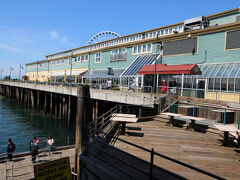 11:01  Elliott's Oyster Hause

一応、予約を入れて...、でも平日の午前11時は空いてた。
赤い屋根がエントランス。
予約はOpen Table だったかな？