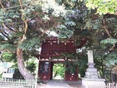 あじさい寺で有名な本土寺に行ってきました。
立派な仁王門です。